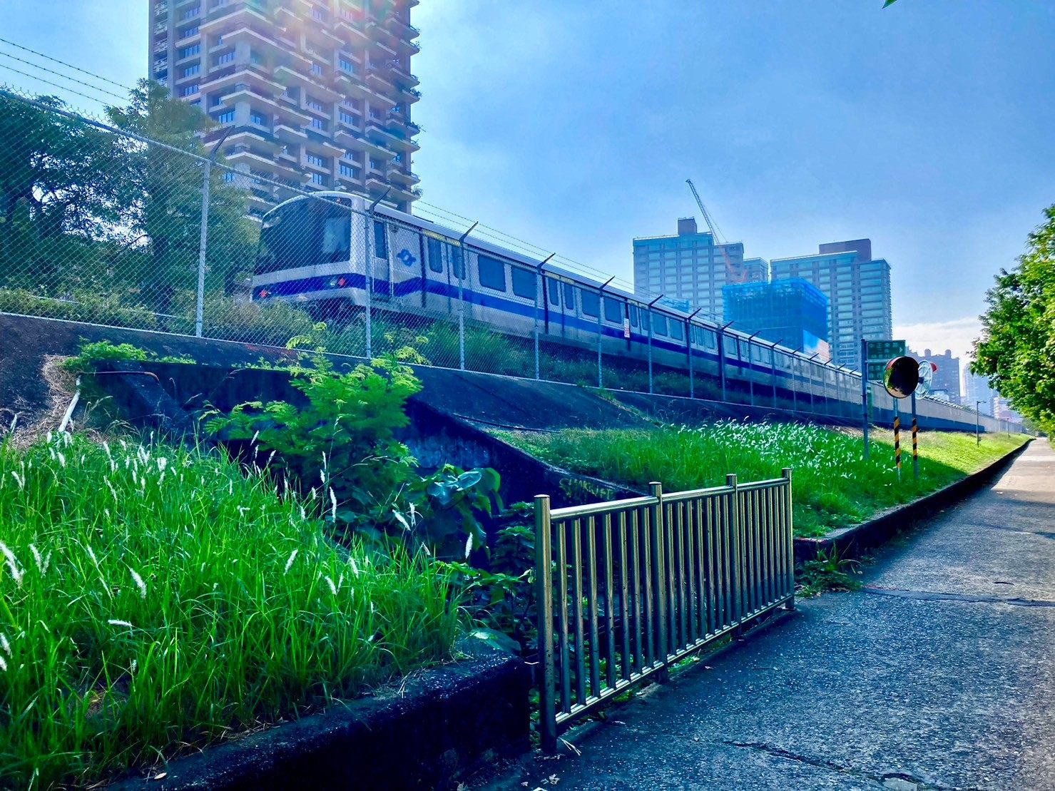 雨大到令人覺得，還好我是徒步環島 cover