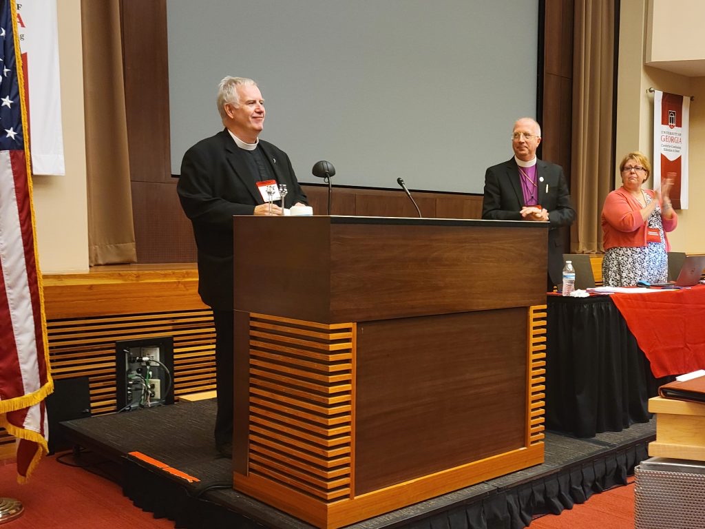 聖十架教區Canon Robert Bader向安立甘公教會議會宣佈了他們投票的結果。 16360774395773.jpg