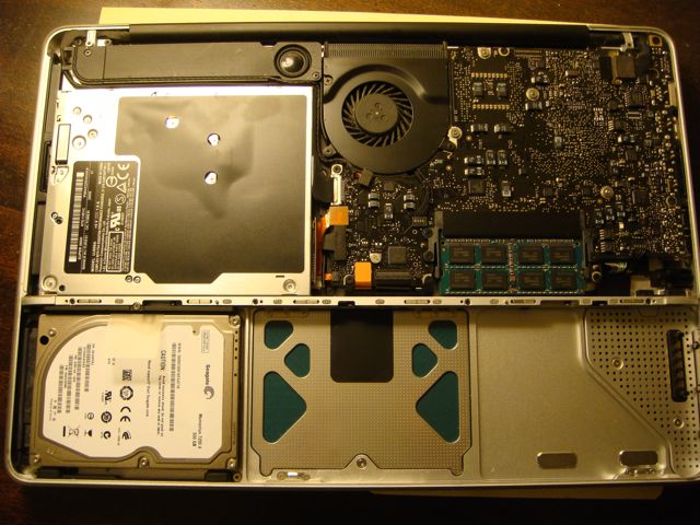 13寸 Unibody MacBook 内部。左上方的方形金属盒子是光驱。