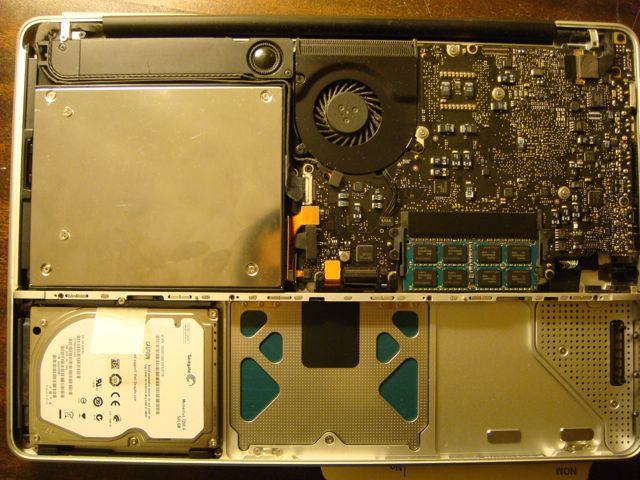 MCE OptiBay 安装在 Unibody MacBook 的光驱槽中