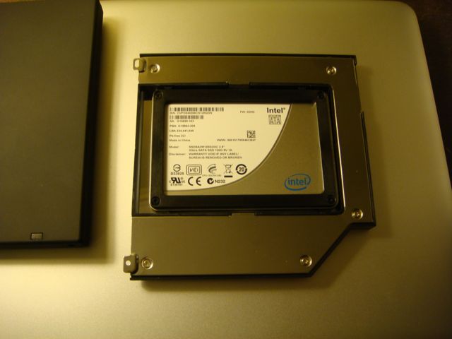 Intel X25-M SSD 安装在 MCE OptiBay 里面