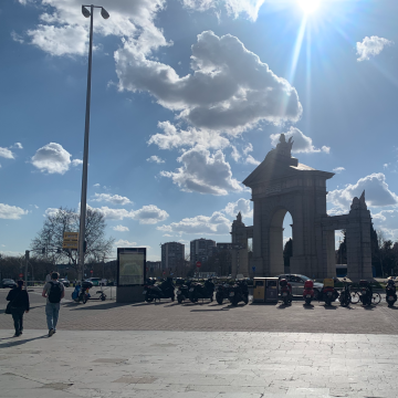 165. 在柏林的大宽马路上聊马德里