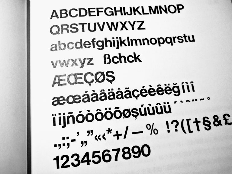 New Haas Grotesk体Bold级,1957年,via《字体传奇——影响世界的Helvetica》 image.png
