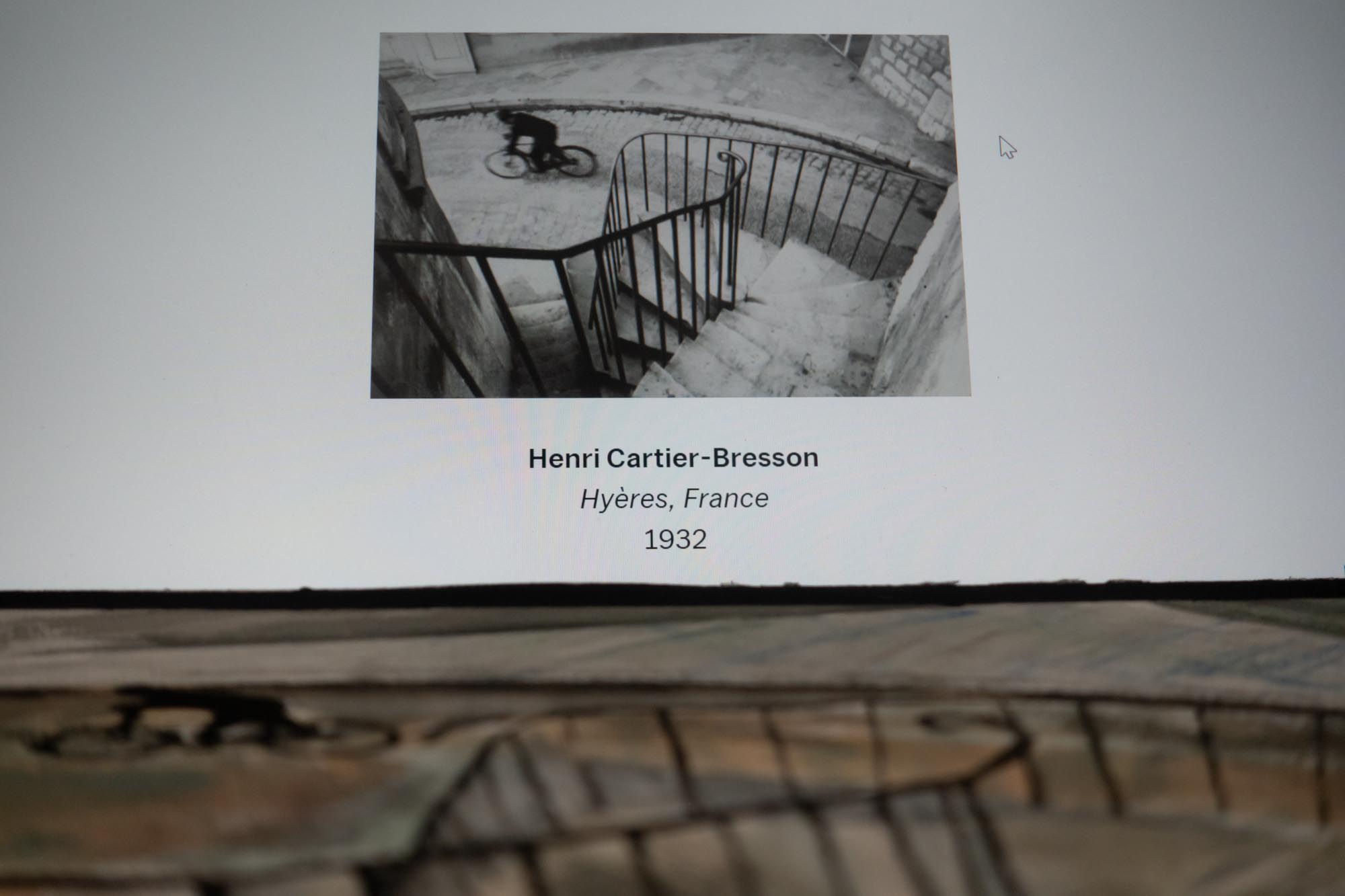 根据 Henri Cartier-Bresson 的一张照片（法国，1932）