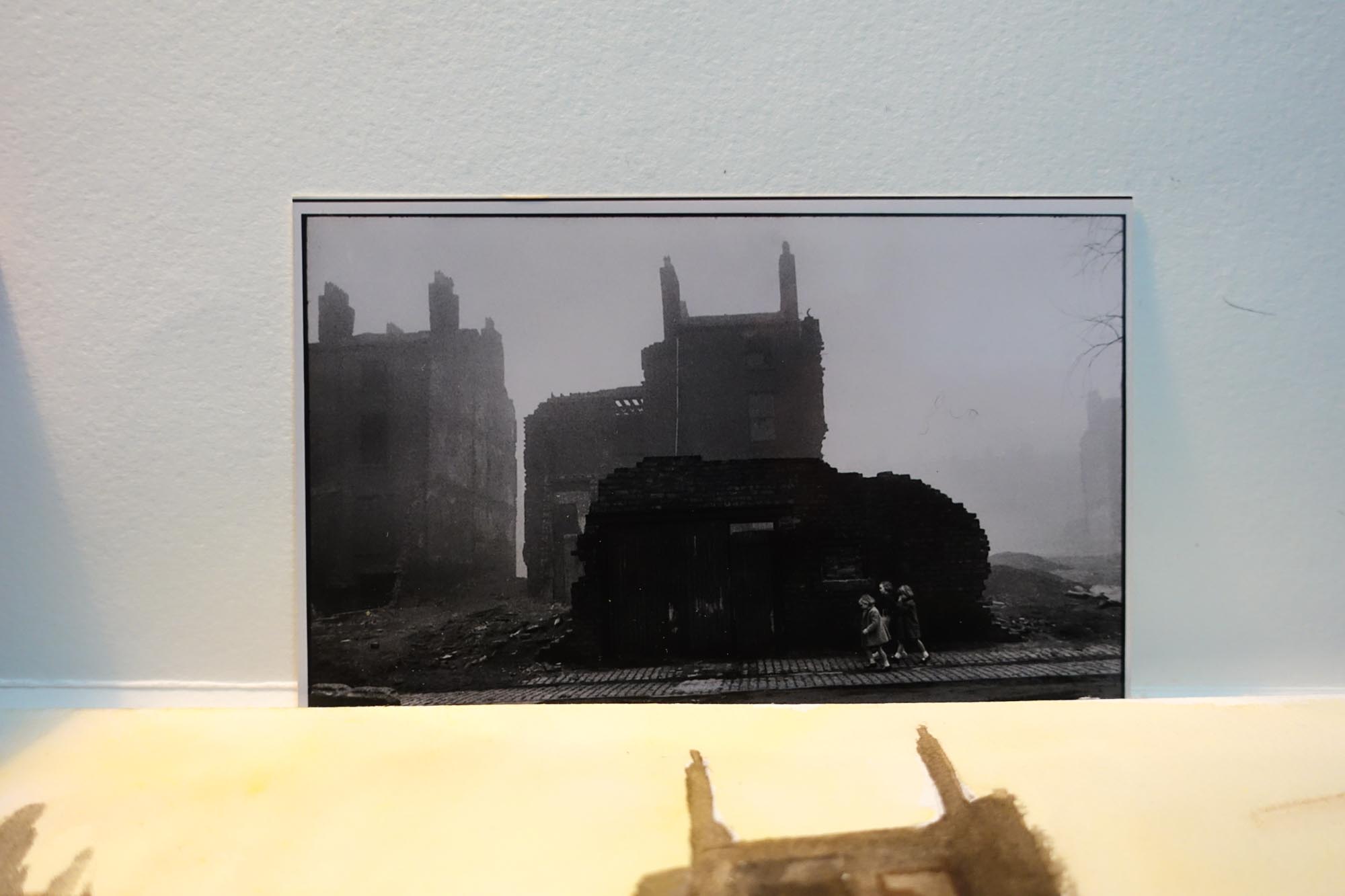 根据 Henri Cartier-Bresson 的一张照片（利物浦，1962）