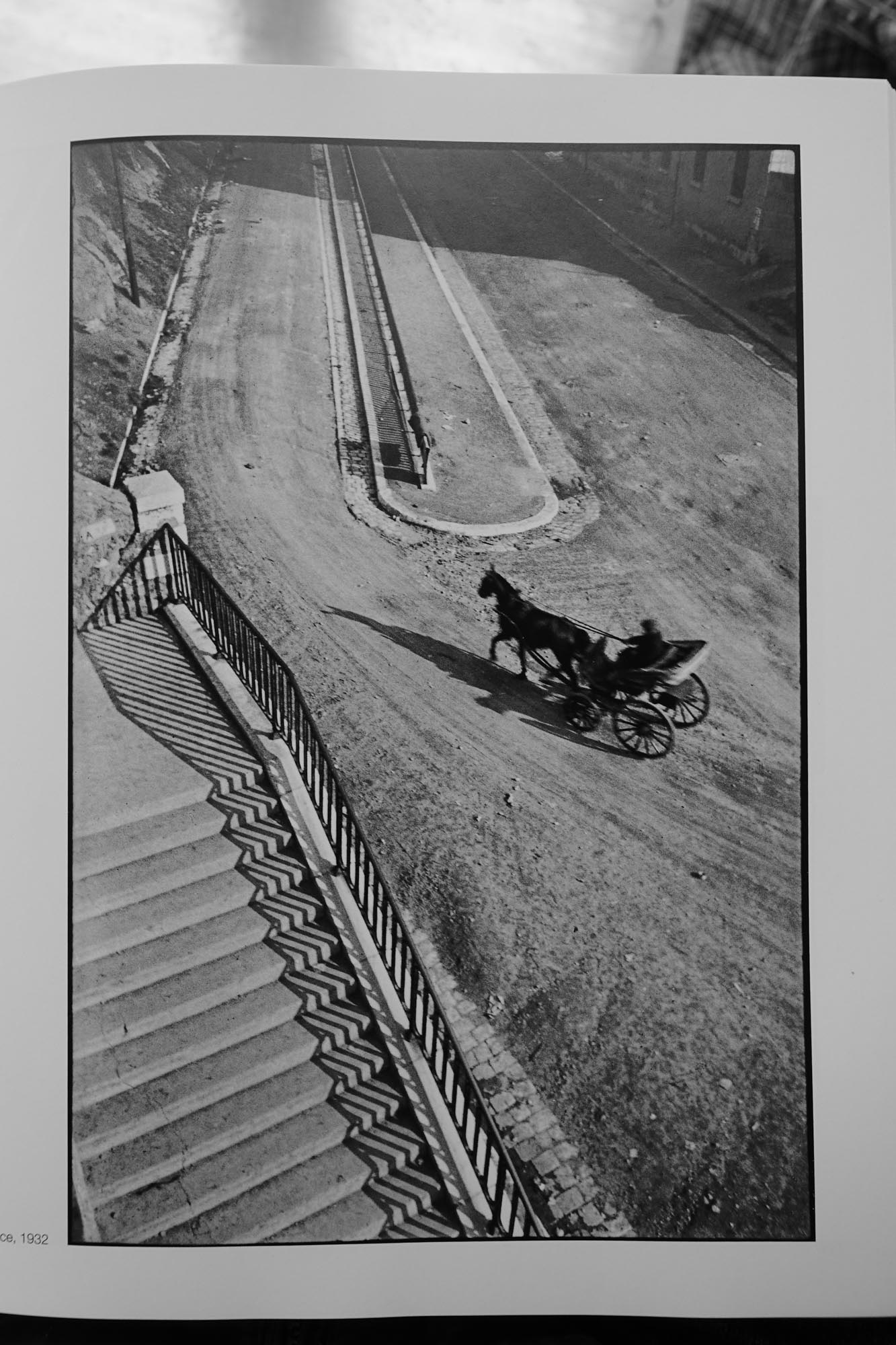 书中的一张照片(Henri Cartier-Bresson, 1932)