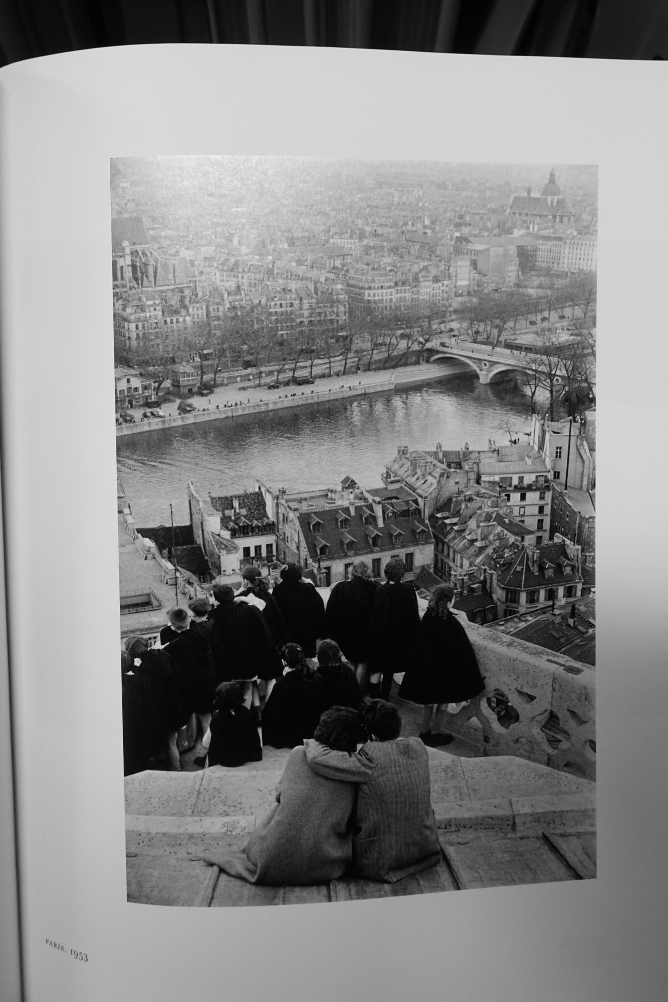 书中的一张照片(Henri Cartier-Bresson, Paris, 1953)