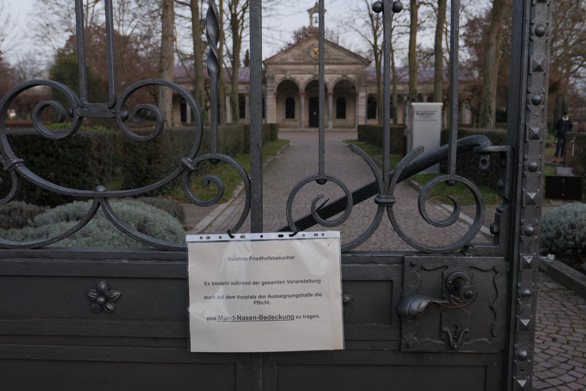 2020.12.20 一处墓园，门上挂着戴口罩的要求。