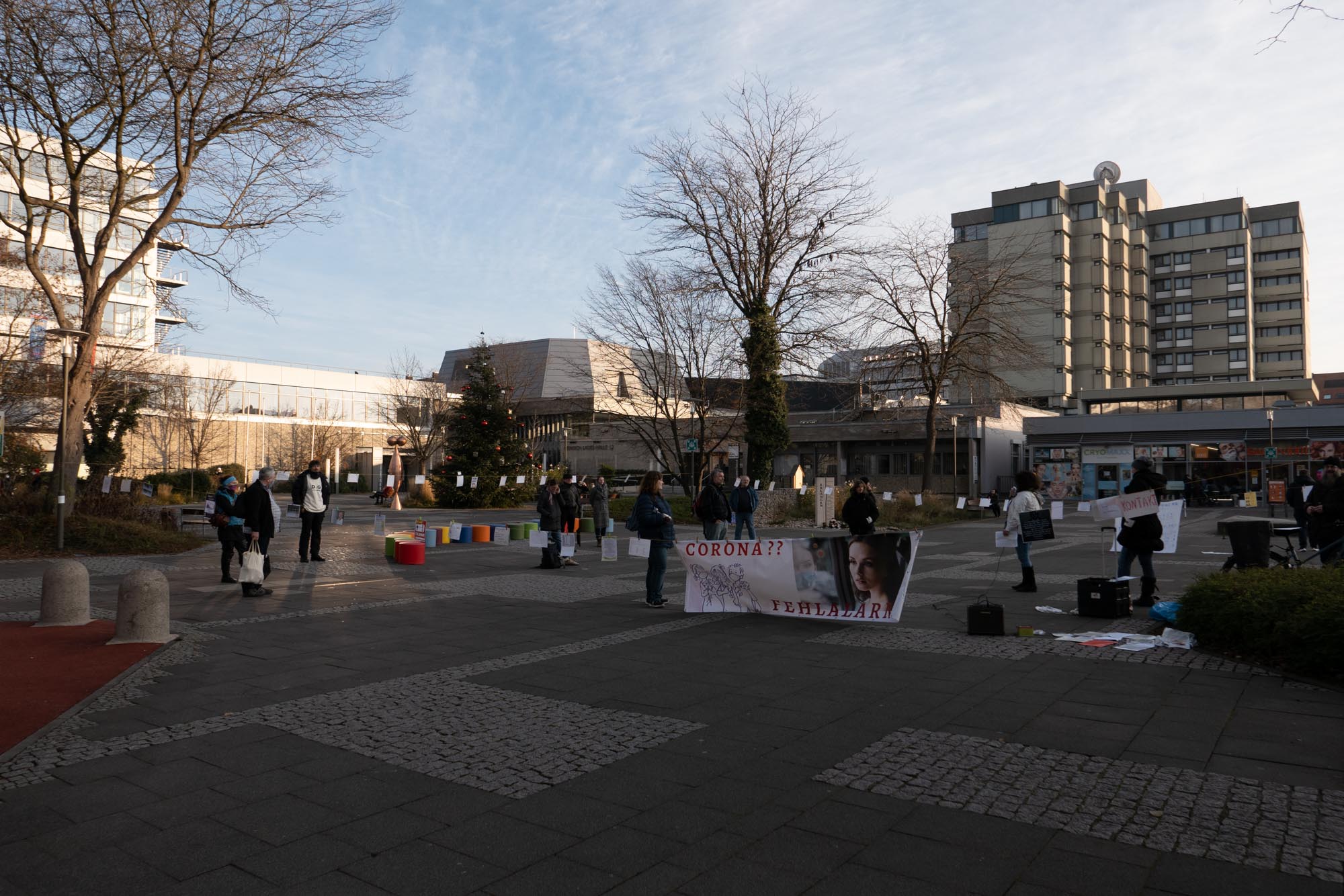 2020.11.28 Erlangen 市政广场，偶见反对防疫政策的演讲，观者寥寥。