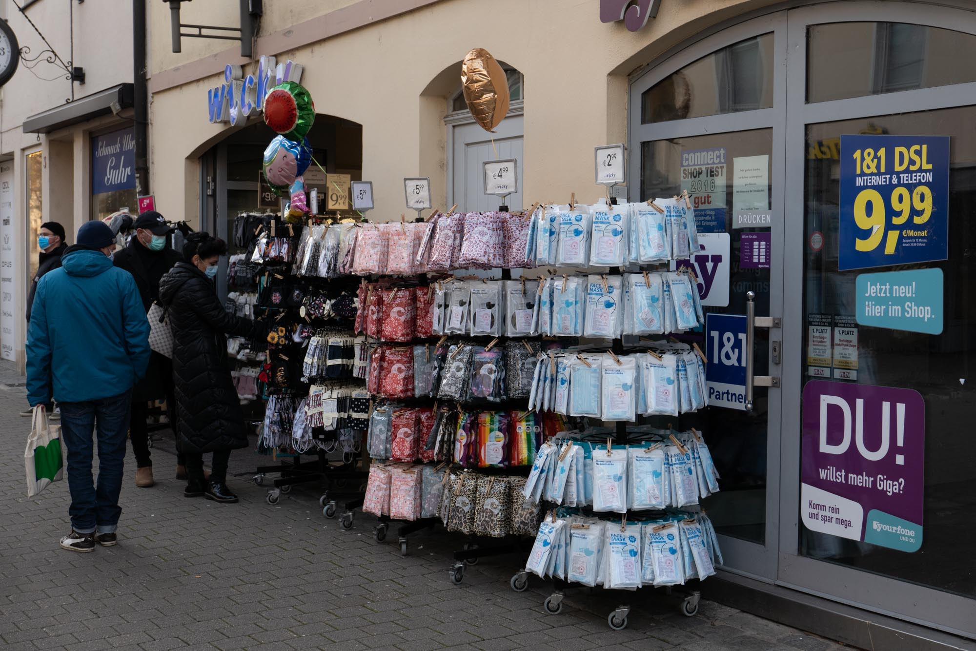 2020.11.28 Erlangen，街边商店出售口罩。