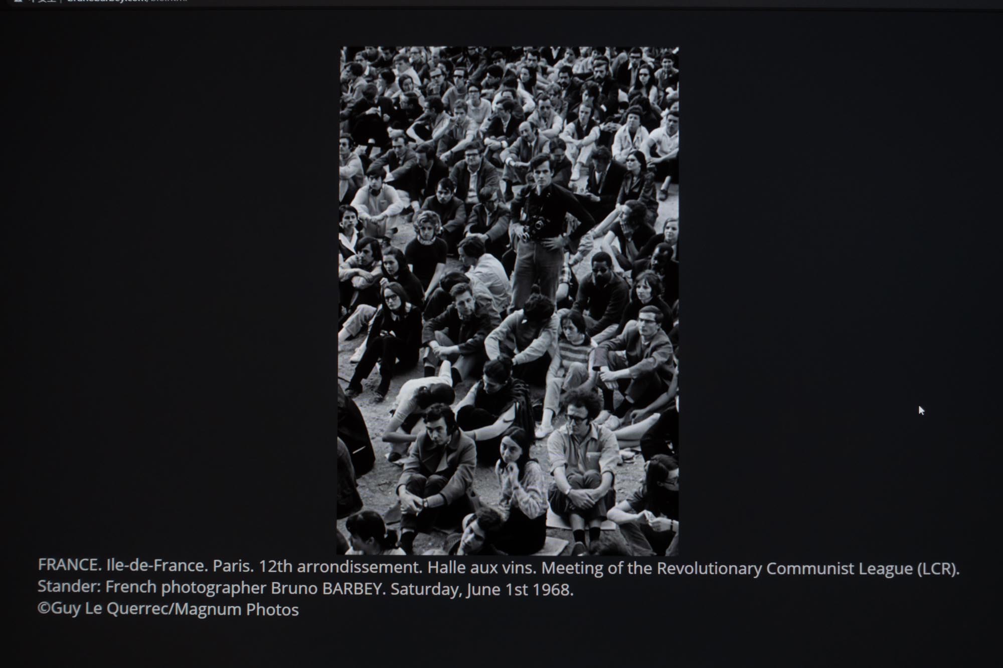 2020.11.16 法国摄影记者布鲁诺·巴贝不久前去世；图为屏幕上 Guy Le Querrec 于1968年拍摄的照片，巴贝站在巴黎的学生集会中间，挂着两台相机；这是我心目中摄影记者的经典形象。