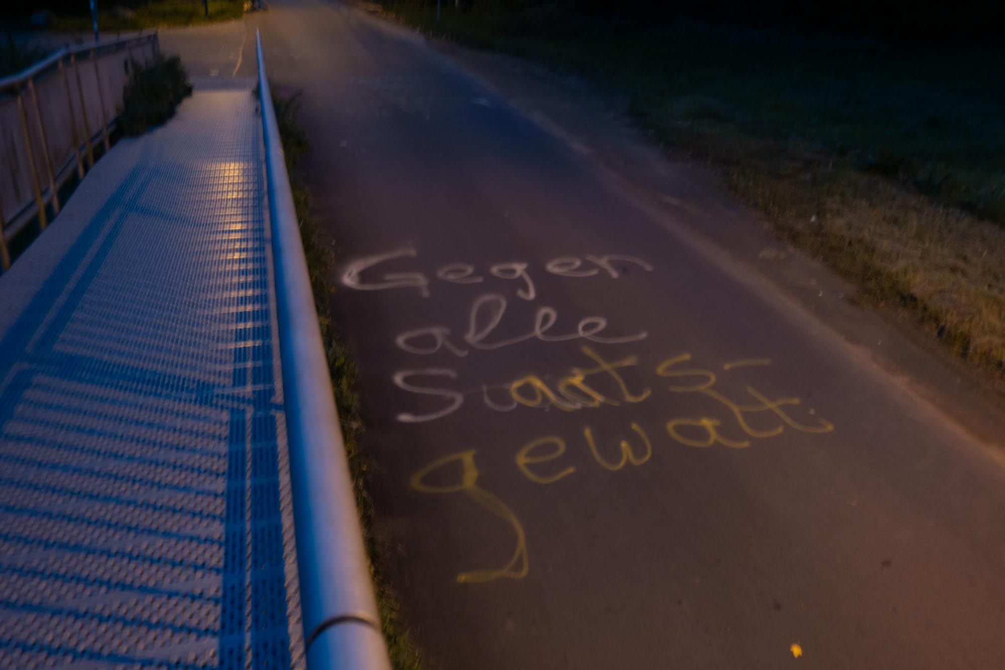 2020.11.22 地上的涂鸦，”反对一切国家权力“。