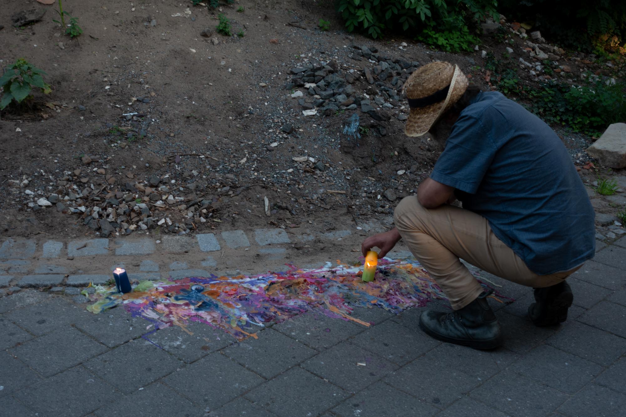 2020.9.7 火车站旁的流浪汉在点蜡烛，以前他和一只狗在一起。