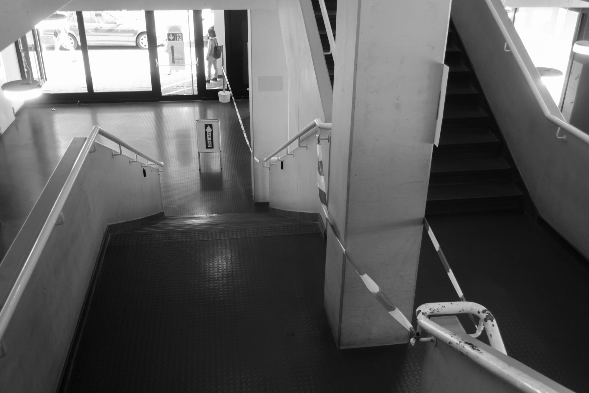 2020.5.19 疫情稍缓，图书馆紧急关闭后重新开放部分服务，并规定了进出路线。