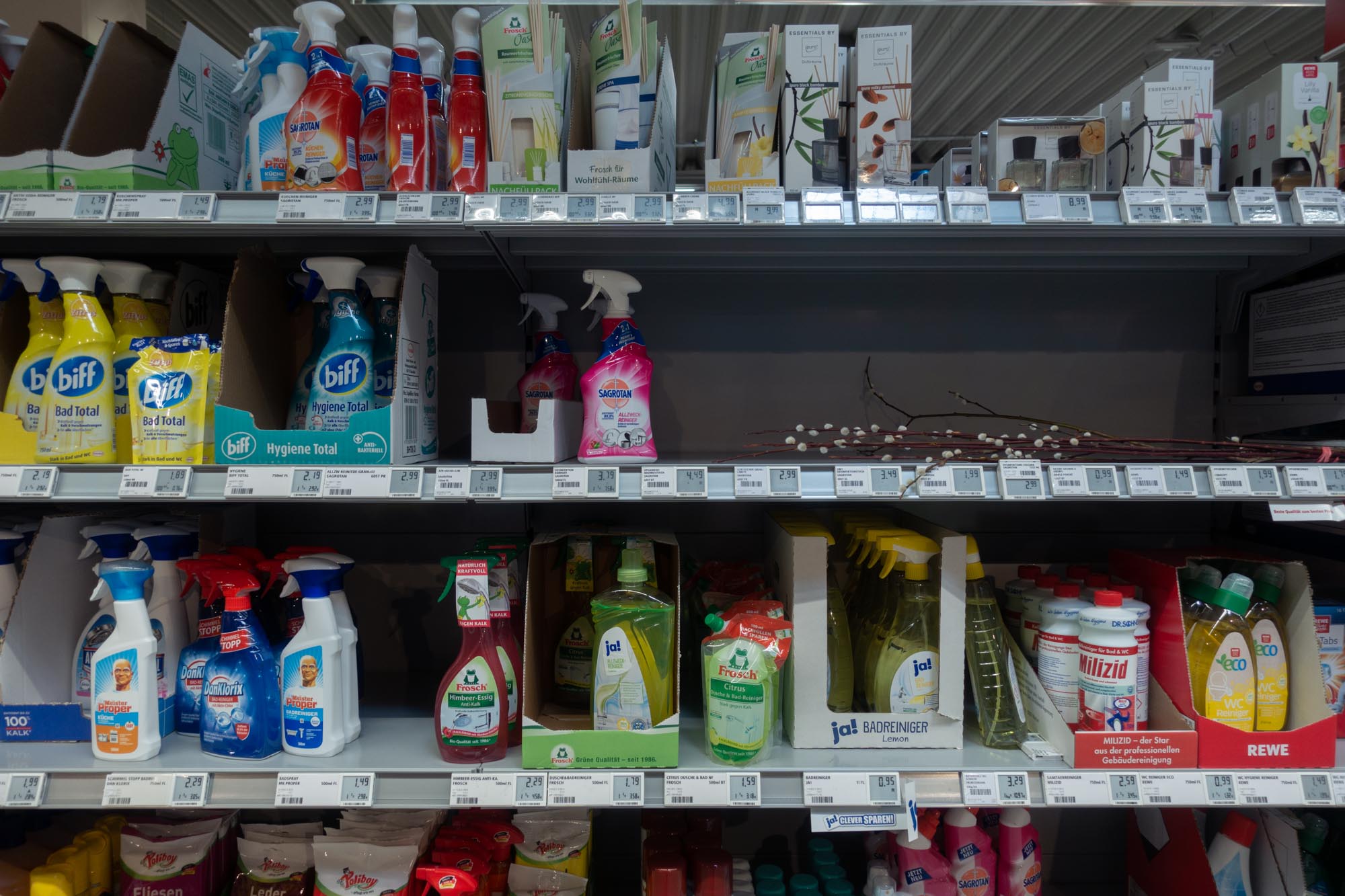 2020.3.2 德国疫情爆发，超市消毒水售罄。