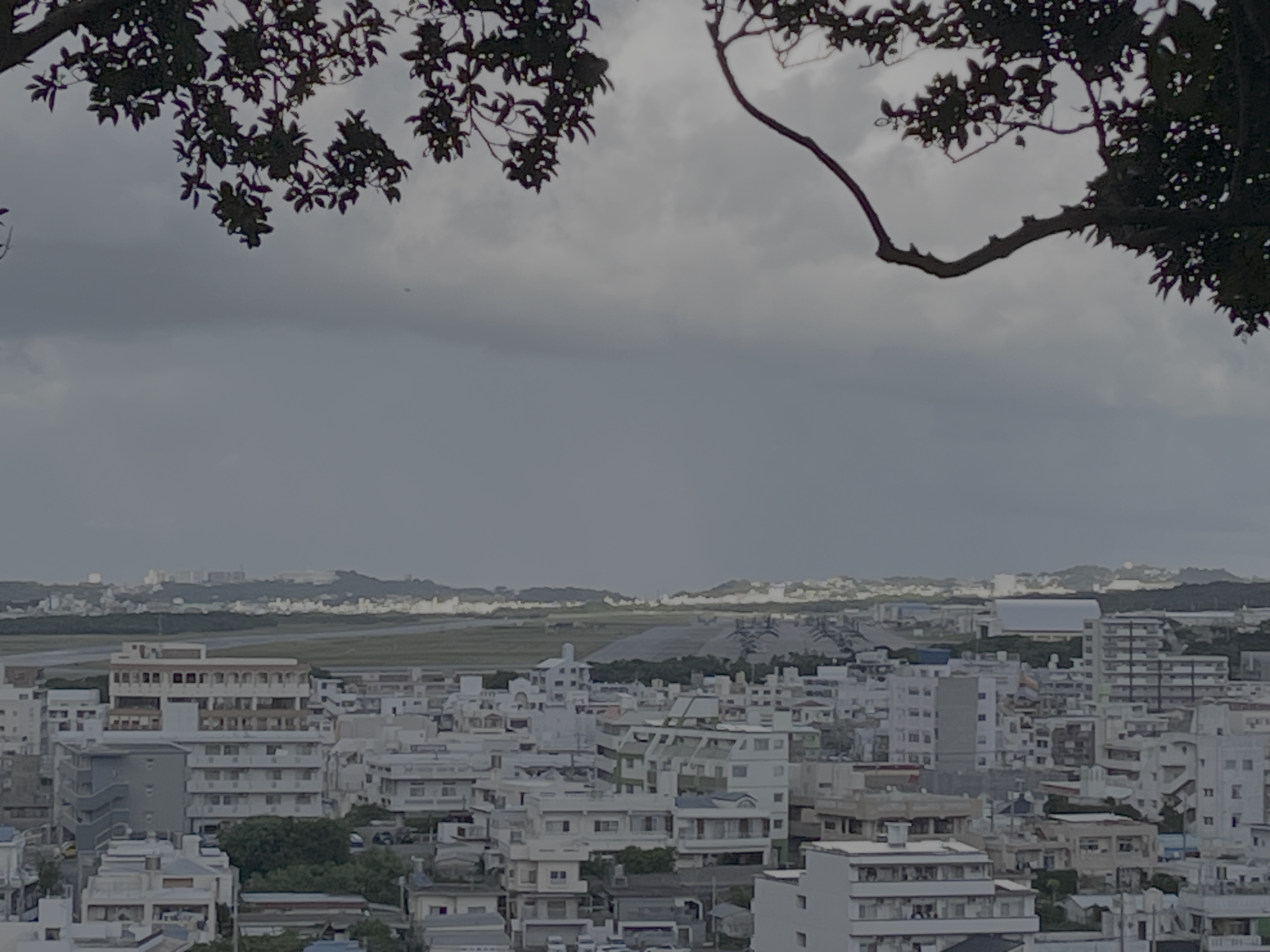 在Futenma Air Station附近的嘉数高台公园上远眺该基地（机场）.jpg