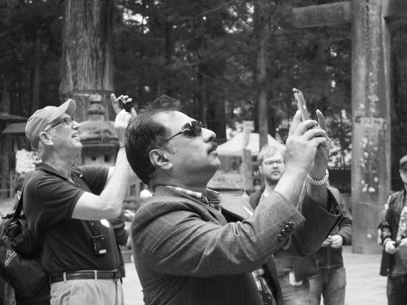 五重塔前拍照的人 五重塔前拍照