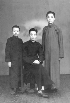 沈昌文（左）当学徒时。