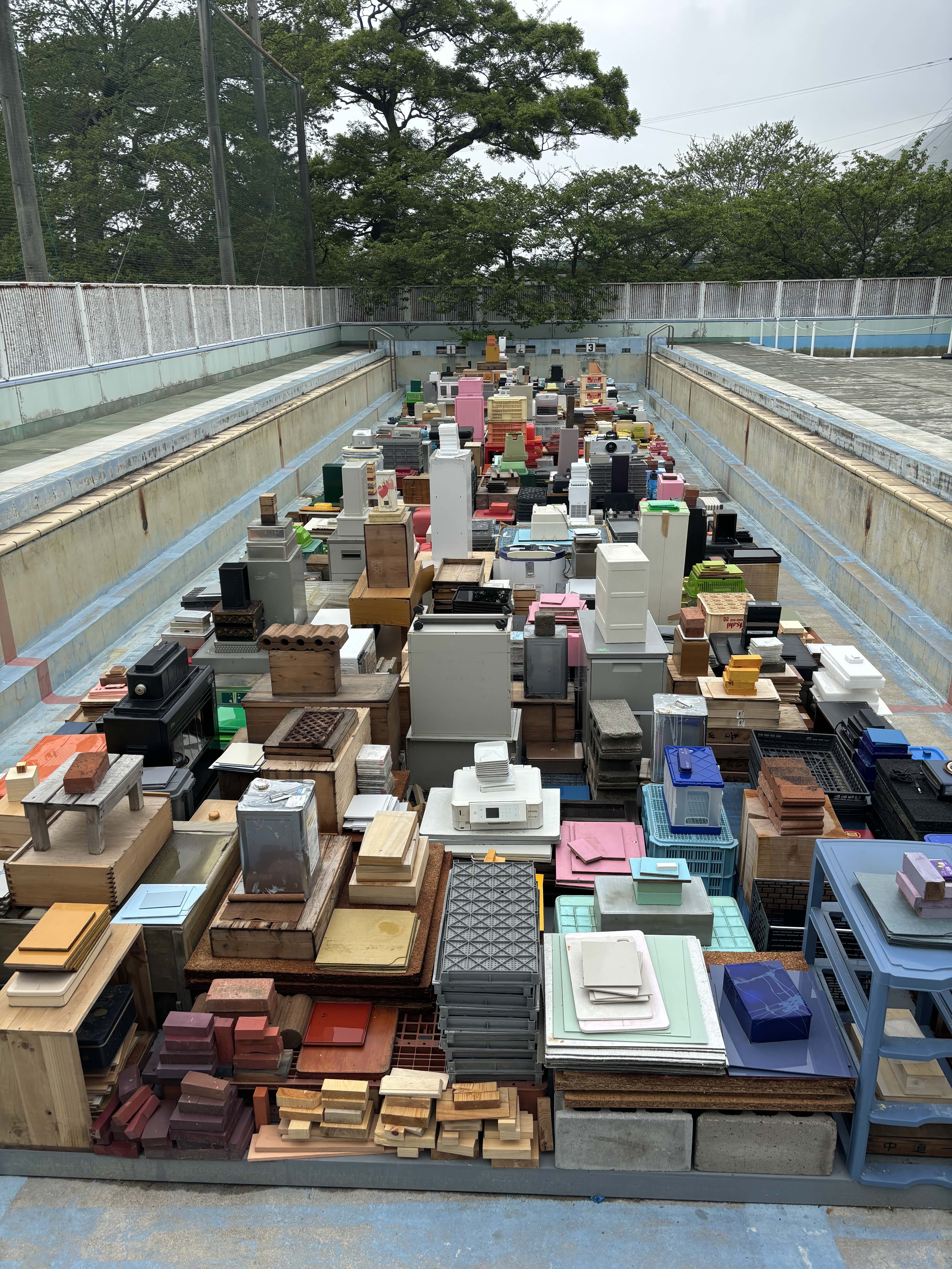 女木岛小学昔日的游泳池，变为艺术作品：「色彩の解釈と構造」Jacob Dahlgren @女木小学校
