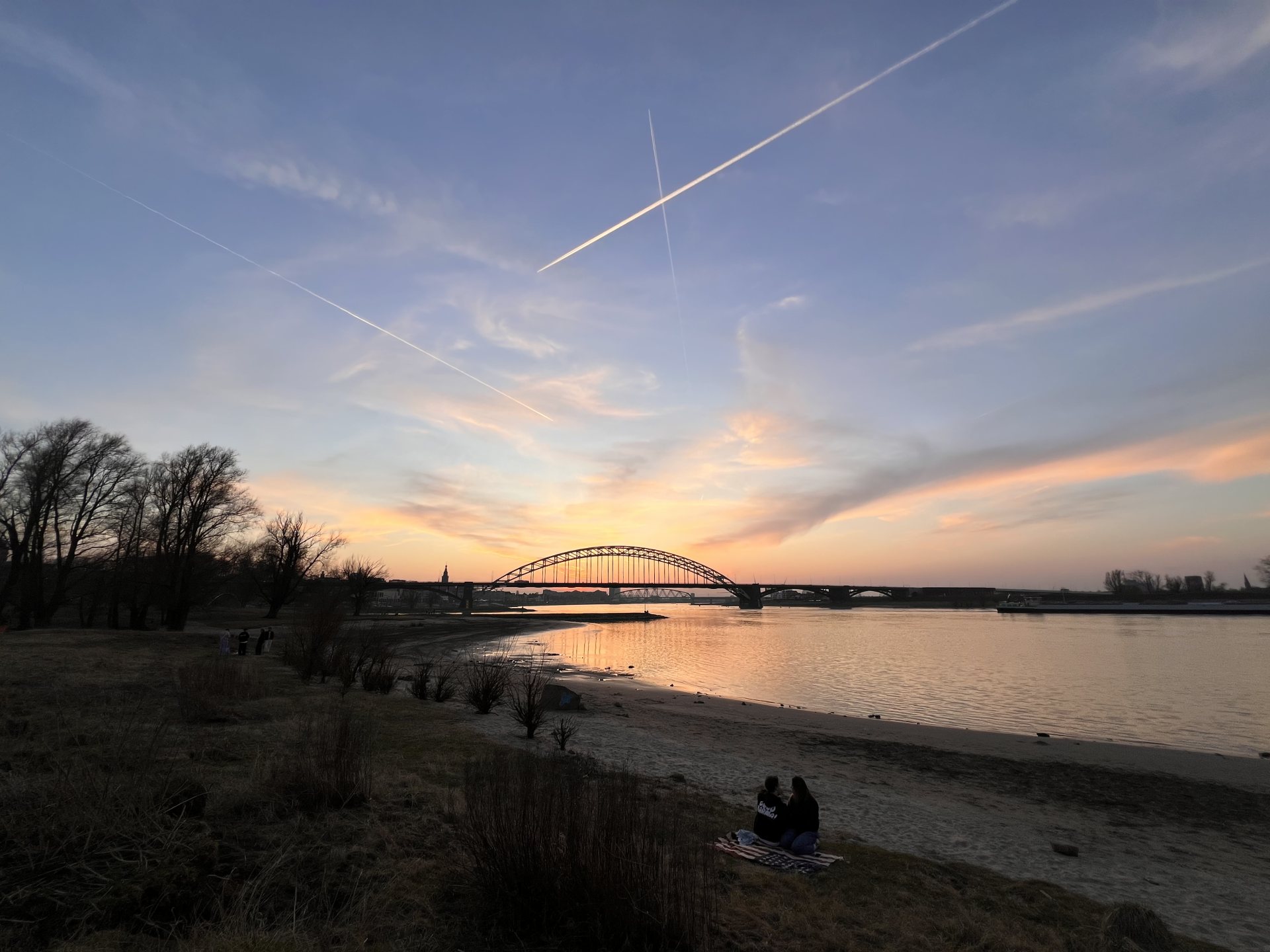 她和我说，日子就是这样，一天一天地就过去啦。 cover