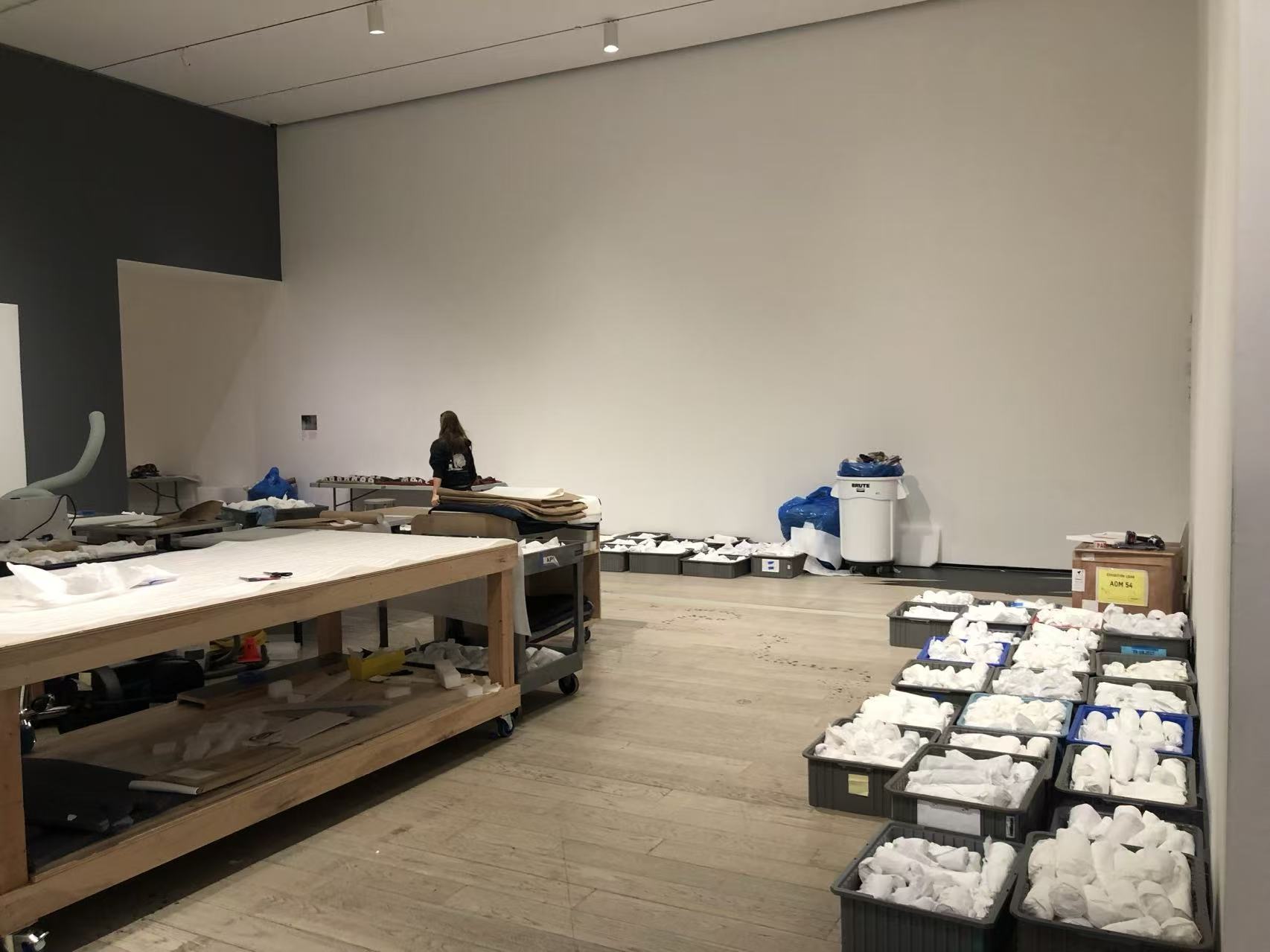洛杉矶LACMA工作学习时-撤展现场 箱子那个一个个白色的作品部件 几千个 都是撤展团队小伙伴和我一个个检查 手包 装箱.jpg